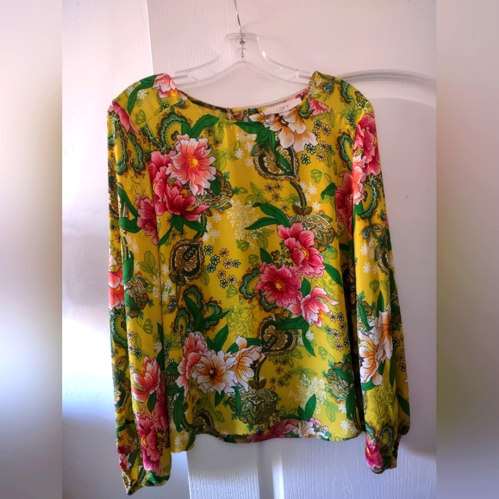 Beautiful yellow floral LOFT Spring top   small